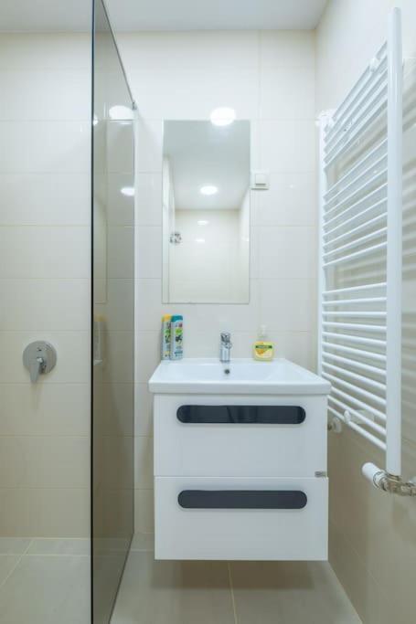 Top Location, Brand New 3 Bdrm Apt & Free Parking Sófia Exterior foto